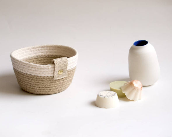 Coffret cadeau de 3 objets déco artisanaux : panier original en cordes fait-main, petit vase design élégant en porcelaine et trio de fondants parfumés naturels