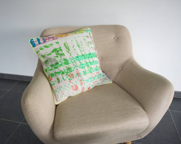 Housse de coussin décoratif sur fauteuil de salon, verte rayée originale et moderne