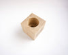 Cache-pot design en bois forme cube intérieur rond pour installer une petite plante verte ou un cactus