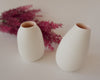 Deux petits soliflores en porcelaine intérieur rose poudré extérieur blanc épuré pour une déco unique et élégante