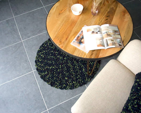 Décoration de salon avec tapis rond en crochet vert noir fait-main Patate Studio avec table basse