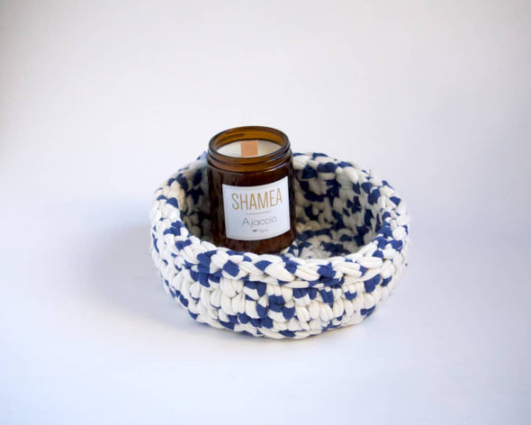 Coffret cadeau : panier rond en crochet bleu et blanc avec la bougie naturelle artisanale parfumée figue fabrication française