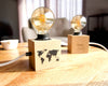 Lampe à poser salon décorative en bois français avec carte du monde noire fait-main sur une table basse