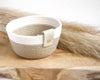 Petit panier rond fait-main en cordes de chanvre et de coton, naturel et déco avec pampa et planche en bois
