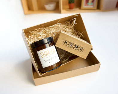 coffret cadeau artisanal français pour la rentrée bougie parfumée monoï et support téléphone bois