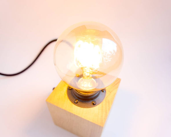 Lampe bois à poser forme cube naturelle