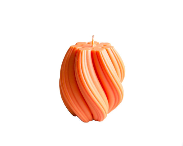 Bougie design originale orange et ondulée