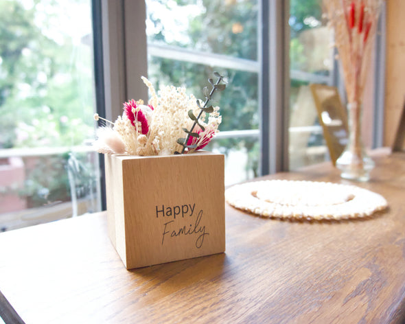 Décoration pot en bois forme cube et fleurs séchées