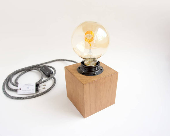 Lampe bois à poser forme cube foncée