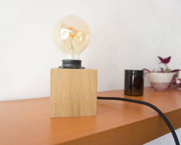 Lampe bois à poser forme cube naturelle