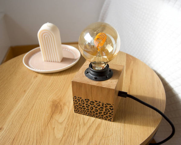 Lampe bois décorative à poser motifs léopard noirs