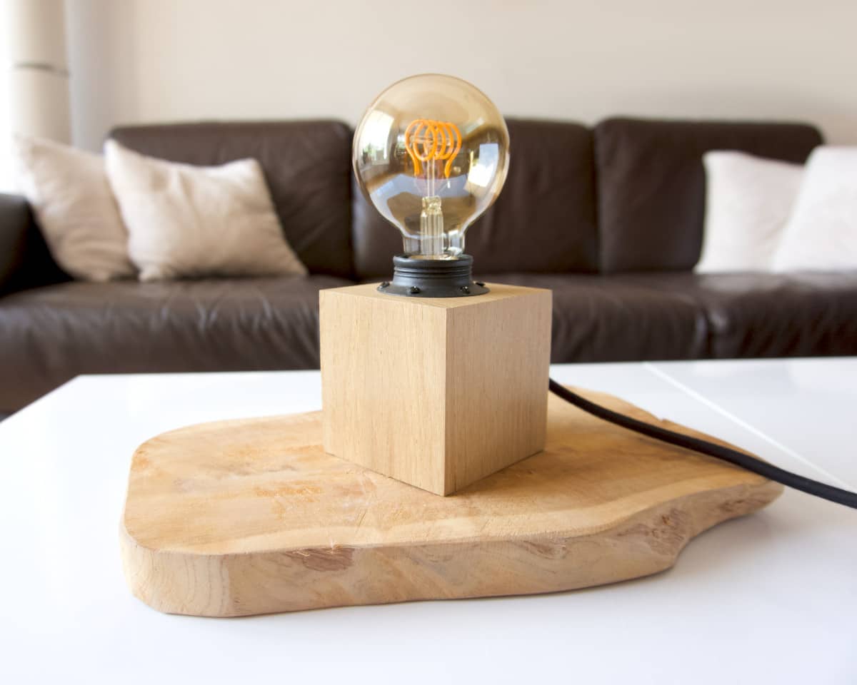 Lampe bois à poser fabriquée à la main forme cube – Amécla