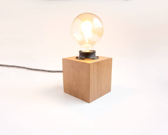 Lampe bois à poser forme cube foncée