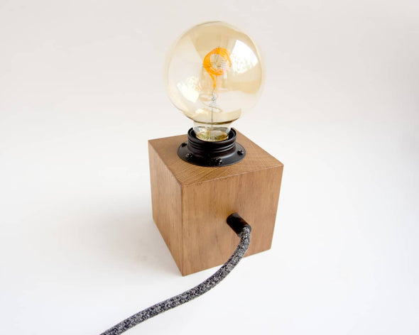 Lampe bois à poser forme cube foncée