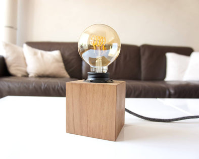 Lampe bois à poser forme cube foncée