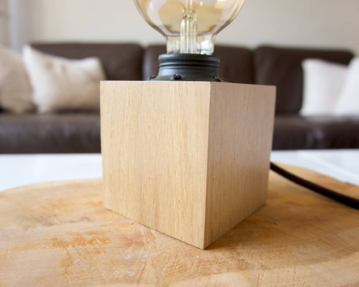 Lampe bois à poser fabriquée à la main forme cube – Amécla