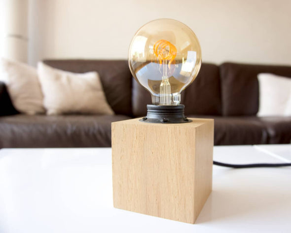 Lampe bois à poser forme cube naturelle