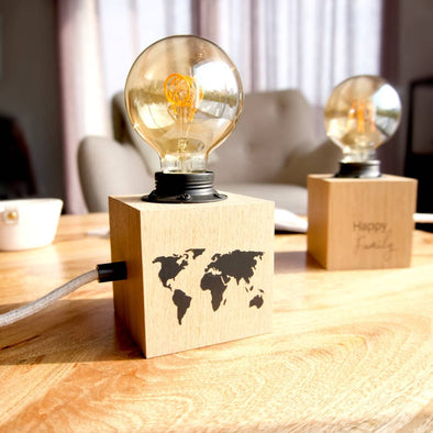 Lampe à poser en bois artisanale moderne tendance dessin carte du monde 