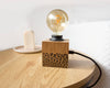 Lampe bois originale artisanale avec cube bois motifs léopard et ampoule industrielle
