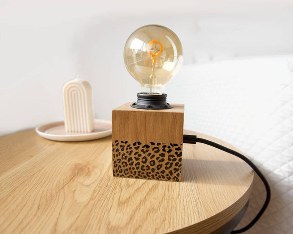 Lampe bois originale artisanale avec cube bois motifs léopard et ampoule industrielle