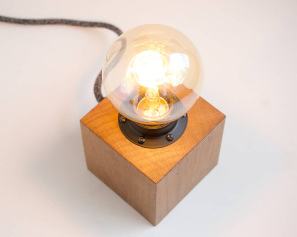 Lampe bois à poser forme cube foncée