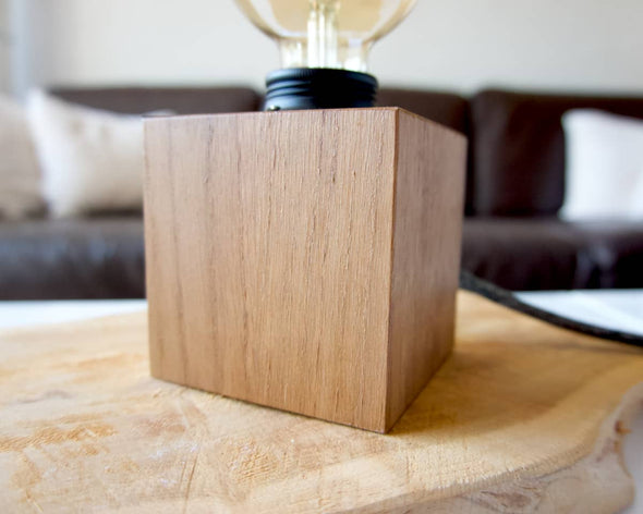 Lampe bois à poser forme cube foncée