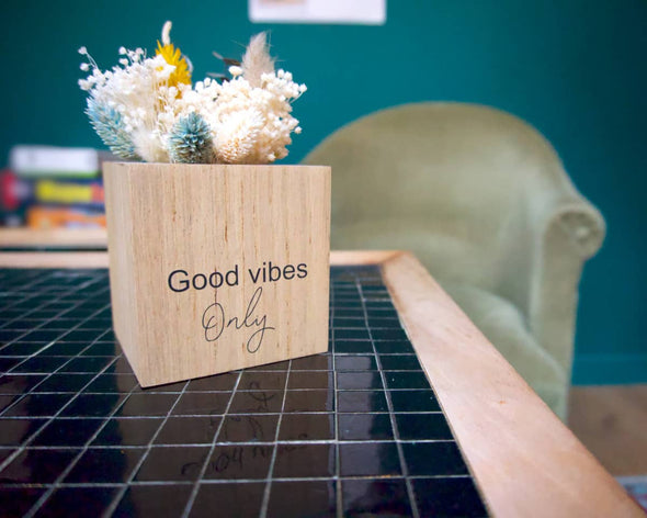 Cache-pot bois fleurs séchées jaune bleu turquoise