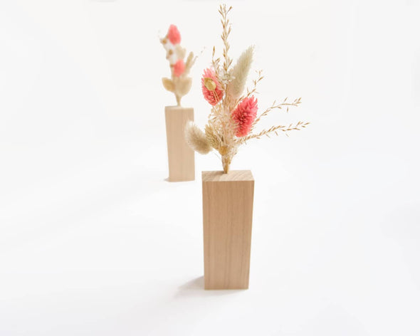 Fleurs séchées roses avec soliflore en bois pour décoration murale