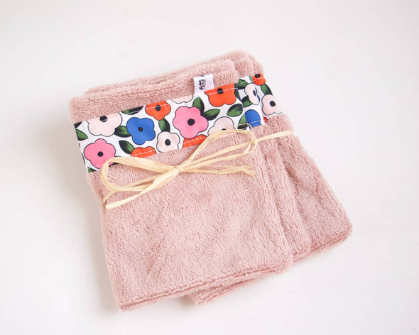 Lot de 4 gants de toilette uniques originaux fait-main made in France couleur rose poudré et motifs fleurs multicolores