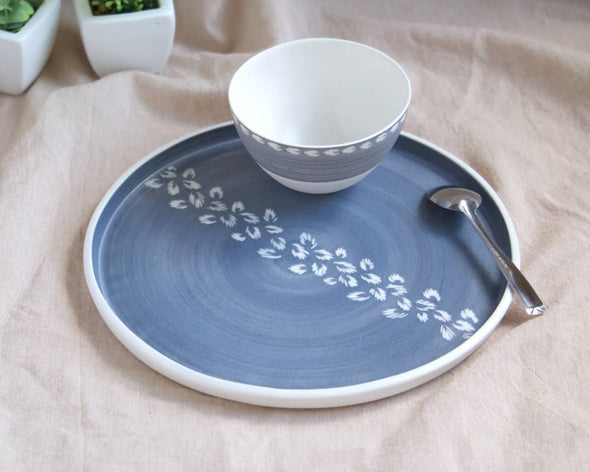 Assiette porcelaine bleue motifs blancs