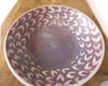 Délicate et élégante coupelle en porcelaine violette et blanche 
