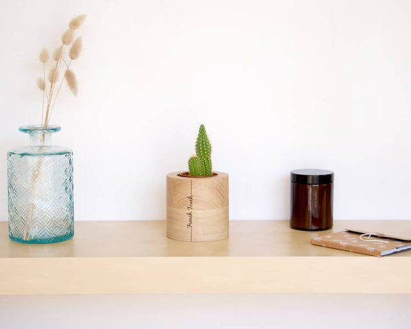 Cache-pot intérieur déco sur étagère avec cactus fabriqué artisanalement en France