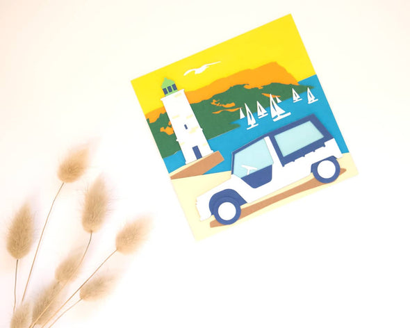 Carte déco carrée illustration voiture bord de mer et phare, collages artisanaux made in France Amandine Gaubert