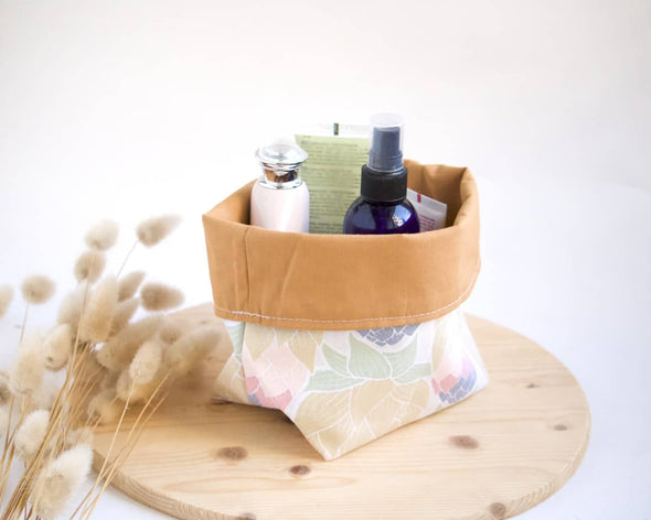 Rangement déco salle de bain pour affaires panier en tissu marron et imprimé végétal original pastel