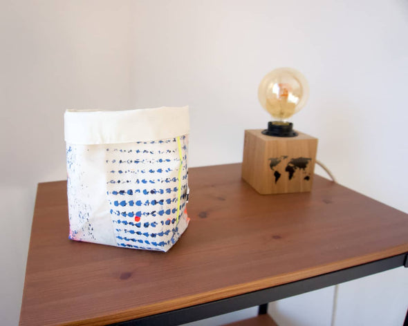 Panière en tissu coton fait-main motifs sérigraphiés made in France uniques sur étagère avec lampe pour décorer  l'intérieur