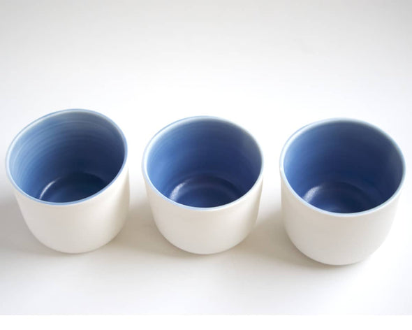 Tasses bleu orage fait main en porcelaine