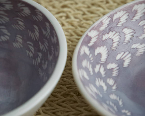 Motifs blancs réalisés à la main sur porcelaine par la céramiste Laëtitia Leclère