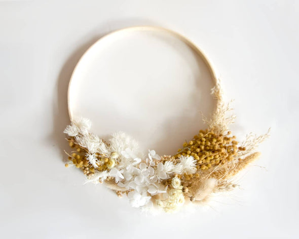 Couronne fleurs séchées murales en bois jaunes et blanches originale et tendance