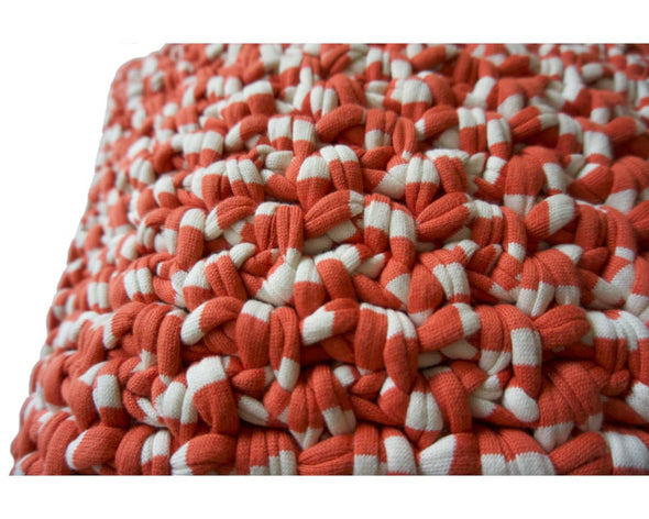 Coussin de créateur orange blanc zoom points de crochet