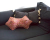 Coussin déco sur canapé tendance et coloré à fleurs fait à la main format repose-tête