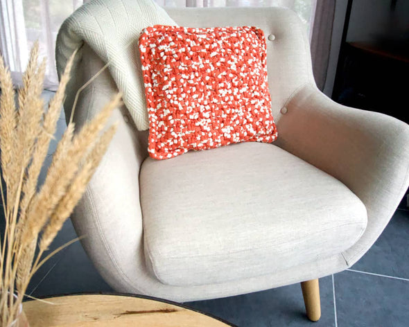 Coussin crochet tendance orange blanc original pour décoration de salon