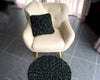 Coussin crochet tendance noir et vert décoration salon sur fauteuil