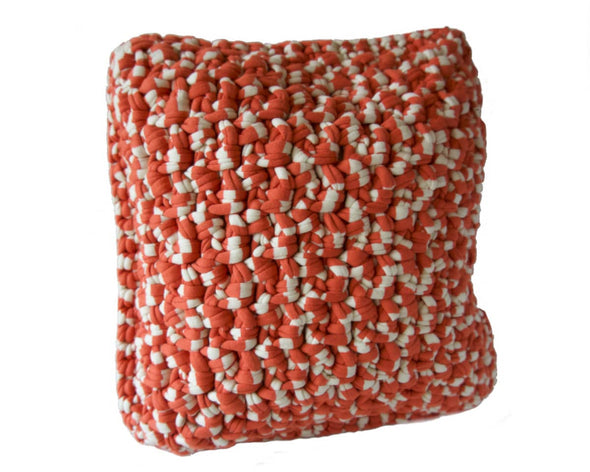 Coussin fait main en crochet rouille blanc décoratif par la créatrice Patate Studio