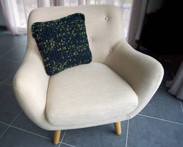 Coussin original tendance en crochet pour décoration salon noir et vert fait-main créatrice Patate Studio