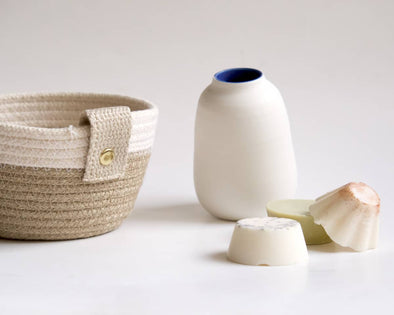Trio d'objets déco fait-main à offrir pour la fête des mères : vase porcelaine blanc, fondants parfumés, panier déco en cordes naturelles