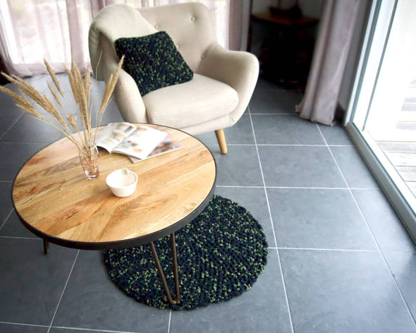 Tapis de décoration fait-main en crochet vert et noir avec table et plante pour décoration salon ou chambre