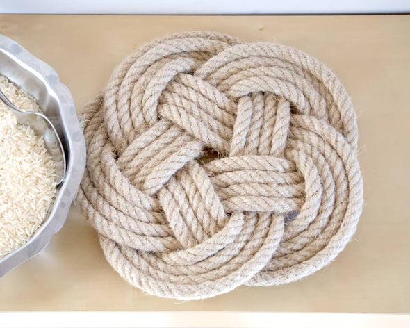 Dessous de plat unique artisanal tressé en corde de chanvre made in France marque La Vie en Noeud