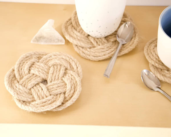 Zoom dessous de verre naturel artisanal en cordes décoratif créatrice La Vie en Noeud
