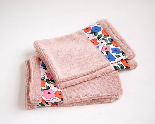 Gants de toilette ou pour se démaquiller en lot de 4 couleur rose et galon fleurs colorées faits à la main par Petite Marie Créatrice