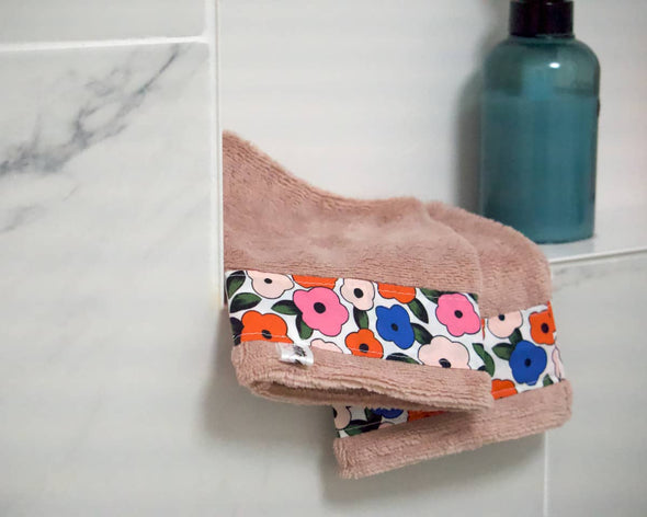 Gants de toilette fait-main rose poudré motifs fleurs colorées déco salle de bain